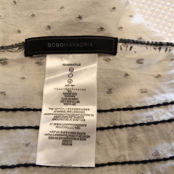 BCBG Black and White scarf with tassels - Picture 4 of 4